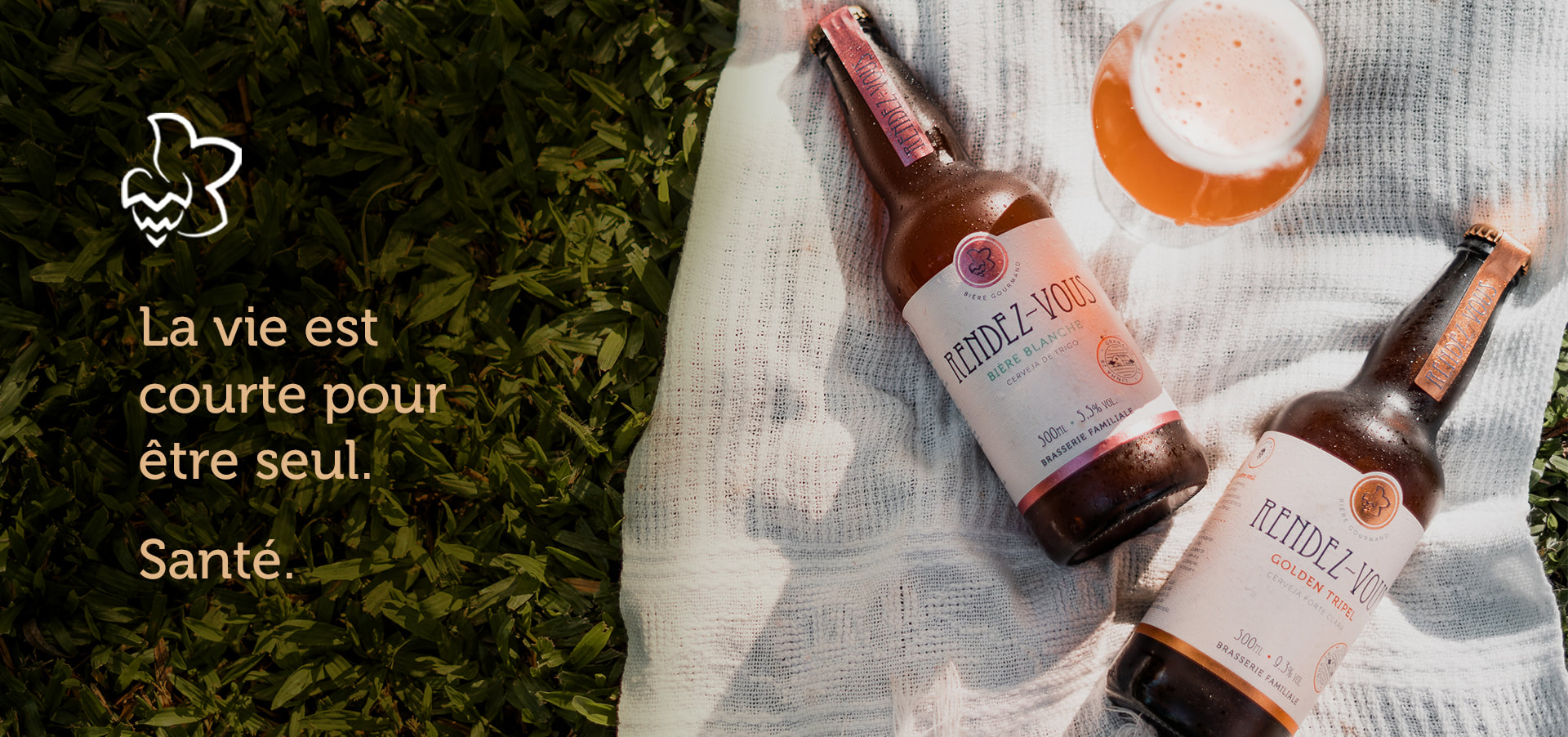Garrafas de cerveja Rendez-Vous da Cervejaria La Belle Bière com a frase La vie est courte pour être seul. Santé.